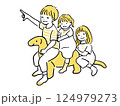 恐竜に乗って遊ぶ子供たち　黄色系 124979273