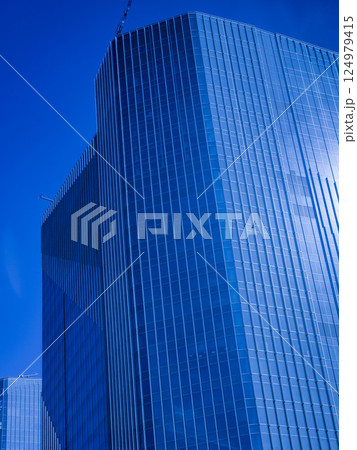 ビルに映る青空 124979415