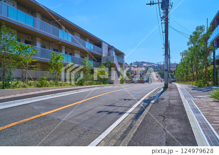 神奈川県川崎市多摩区長尾の喜津根坂(きつねざか)交差点付近から長尾会館前の通りを見る 124979628