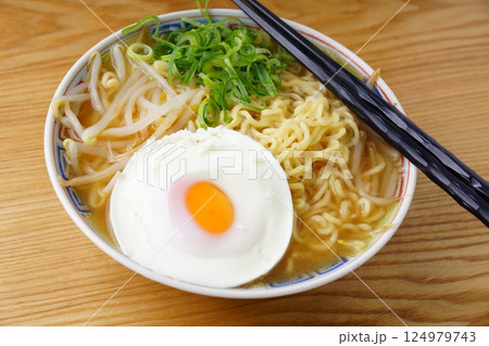インスタントラーメン 124979743