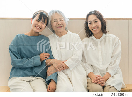 座って話をする三世代親子(孫・母親・おばあちゃん) 座って話をする三世代親子(孫・母親・おばあちゃん) 124980052