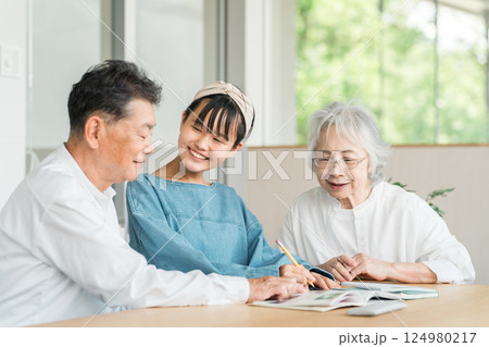 孫娘の勉強を見ている祖母と祖父(ファミリー,里帰り,宿題) 孫娘の勉強を見ている祖母と祖父(ファミリー,里帰り,宿題) 124980217