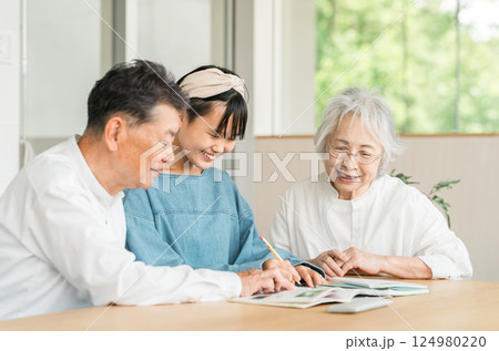 孫娘の勉強を見ている祖母と祖父(ファミリー,里帰り,宿題) 孫娘の勉強を見ている祖母と祖父(ファミリー,里帰り,宿題) 124980220