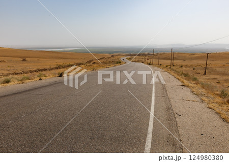 Road leading to the Tajikistan-Afghanistan border near the Nizhniy Pyandzh crossing 124980380