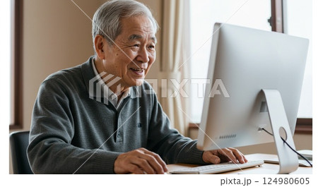 パソコンを使うシニア男性 124980605