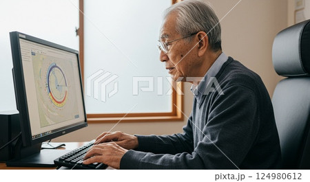 パソコンを使うシニア男性 124980612