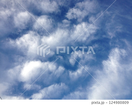 青空に白い雲 124980809