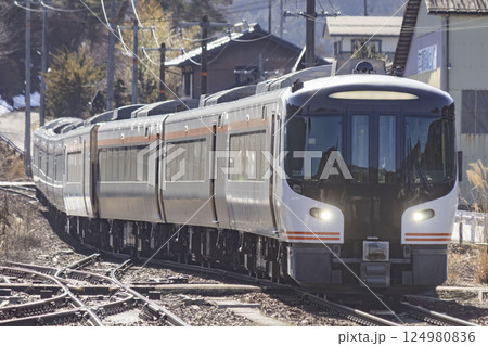 飛騨一ノ宮駅を通過する特急ひだ 124980836