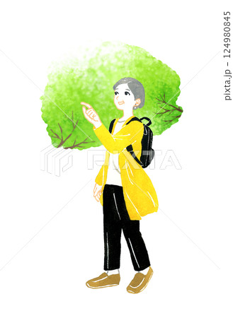 旅・観光をするシニア女性（新緑・緑の木の葉）　手描き水彩イラスト素材 124980845