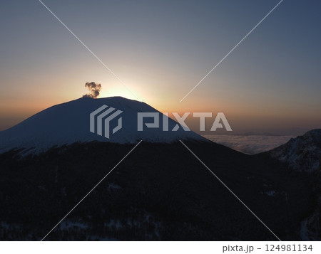 御来光直前の浅間山のシルエットと噴煙（20250405054139） 124981134