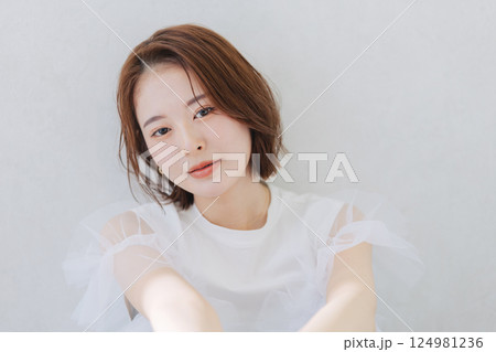 若い女性のヘアスタイル　ビューティーイメージ　　 124981236