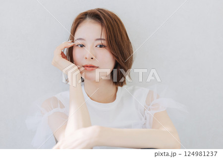 若い女性のヘアスタイル　ビューティーイメージ　　 124981237