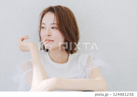 若い女性のヘアスタイル ビューティーイメージ 若い女性のヘアスタイル ビューティーイメージ 124981238