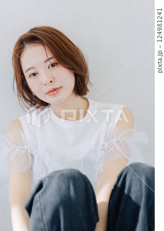 若い女性のヘアスタイル　ビューティーイメージ　　 124981241