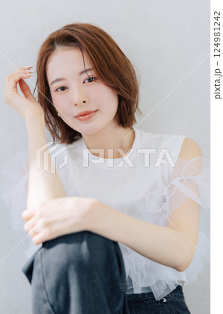 若い女性のヘアスタイル　ビューティーイメージ　　 124981242