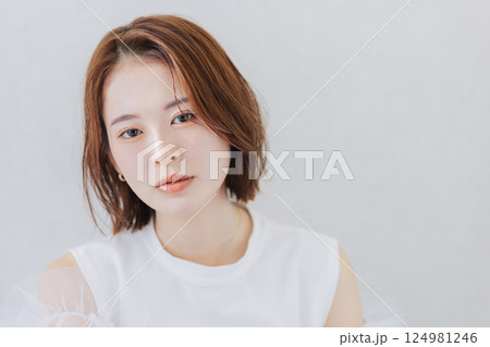 若い女性のヘアスタイル　ビューティーイメージ　　 124981246