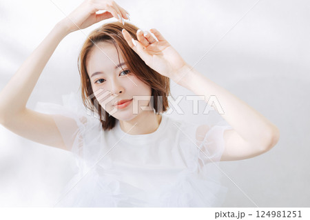 若い女性のヘアスタイル　ビューティーイメージ　　 124981251