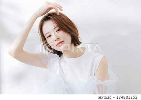 若い女性のヘアスタイル　ビューティーイメージ　　 124981252