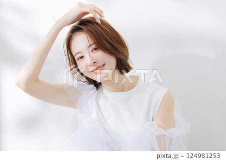 若い女性のヘアスタイル　ビューティーイメージ　　 124981253