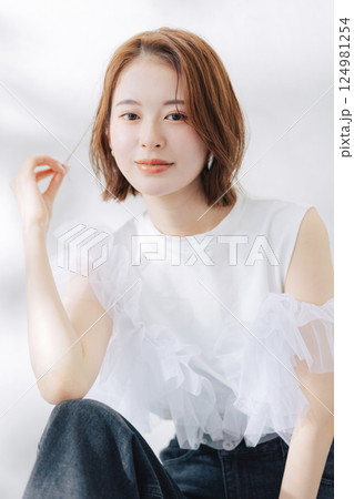 若い女性のヘアスタイル　ビューティーイメージ　　 124981254