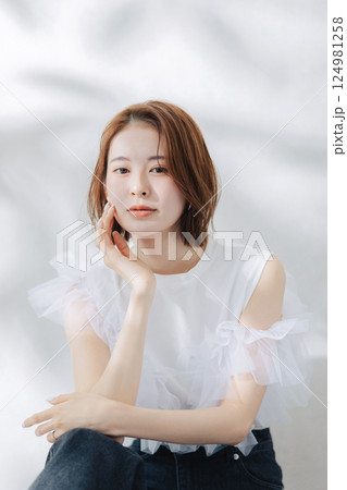 若い女性のヘアスタイル　ビューティーイメージ　　 124981258