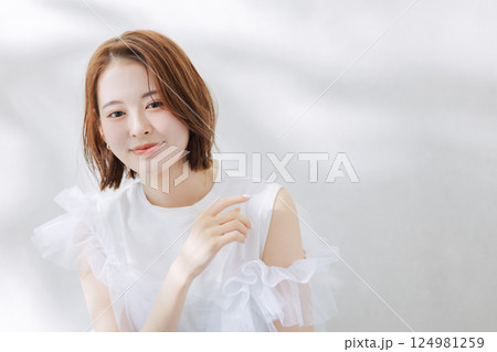若い女性のヘアスタイル　ビューティーイメージ　　 124981259