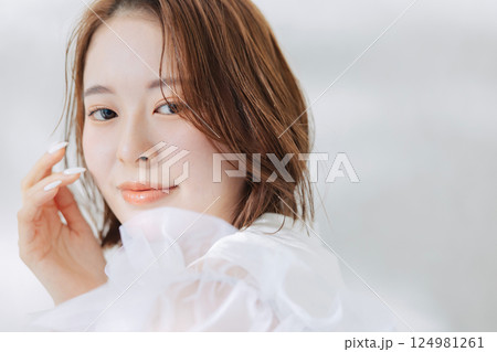 若い女性のヘアスタイル　ビューティーイメージ　　 124981261