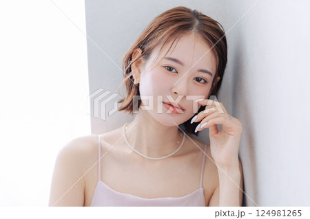 若い女性のヘアスタイル ビューティーイメージ 若い女性のヘアスタイル ビューティーイメージ 124981265