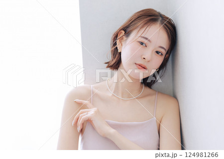 若い女性のヘアスタイル　ビューティーイメージ　　 124981266
