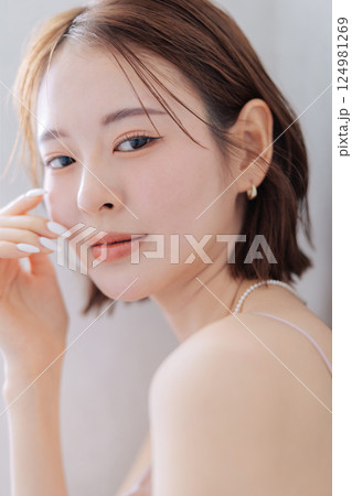 若い女性のヘアスタイル　ビューティーイメージ　　 124981269