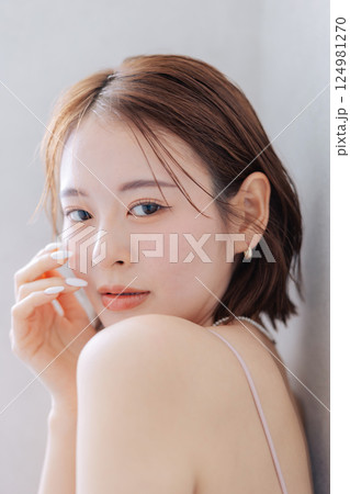 若い女性のヘアスタイル　ビューティーイメージ　　 124981270