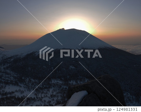 御来光直前の雪の浅間山のシルエット（202505054139） 124981331