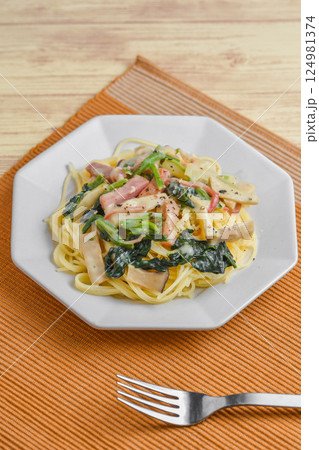 ホウレン草とベーコンのパスタ ホウレン草とベーコンのパスタ 124981374