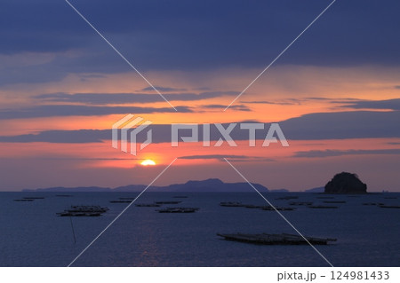瀬戸内海　錦海湾の日の出 124981433