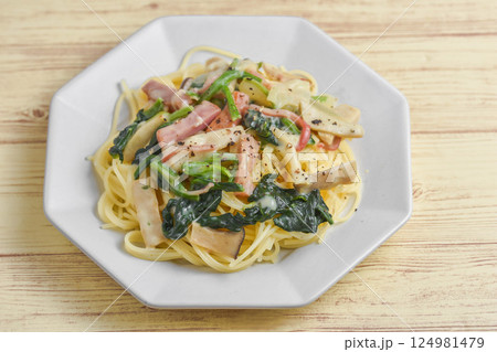 ホウレン草とベーコンのパスタ 124981479