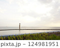 コピースペースのある風景　灯台のある夕方の海 124981951