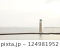 コピースペースのある風景　灯台のある夕方の海 124981952