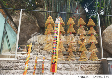 マカオの寺院 媽閣廟の内部に祀られた線香 マカオの寺院 媽閣廟の内部に祀られた線香 124982139