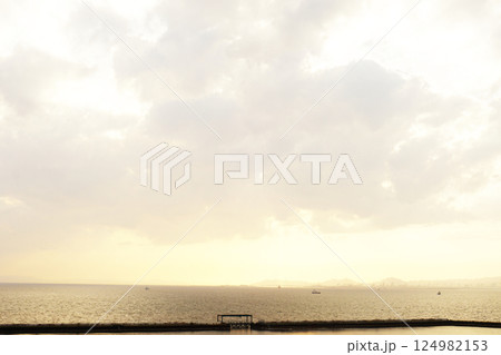 海に沈む夕日 124982153