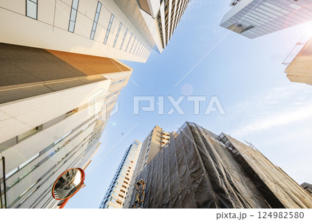 太陽の光が綺麗な東京のビル群 124982580