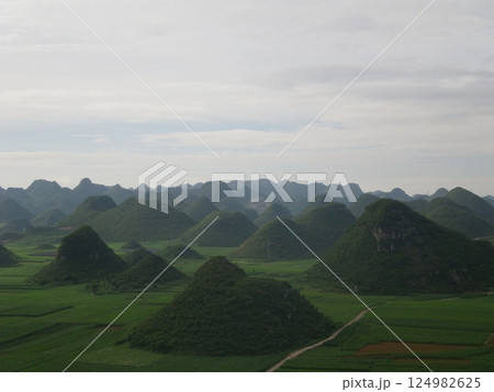 雲南省羅平の山々 雲南省羅平の山々 124982625