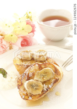 バナナトッピングのフレンチトーストと紅茶 124982676