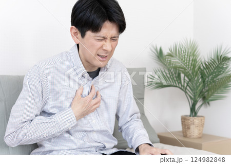 胸が苦しい男性　胸痛　心筋梗塞　狭心症 124982848