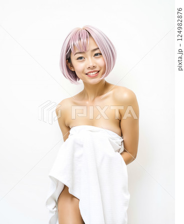 ピンク色の髪の毛の若い女性のイメージ素材　バスタオル 124982876