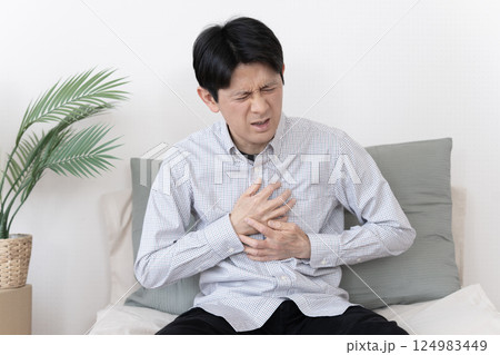 胸が苦しい男性　胸痛　心筋梗塞　狭心症 124983449