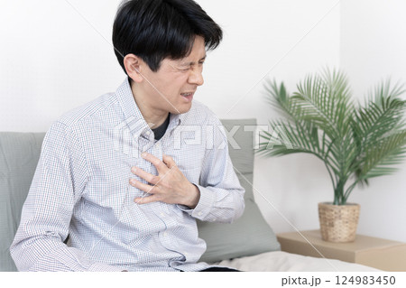 胸が苦しい男性　胸痛　心筋梗塞　狭心症 124983450