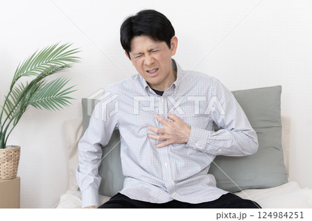 胸が苦しい男性　胸痛　心筋梗塞　狭心症 124984251