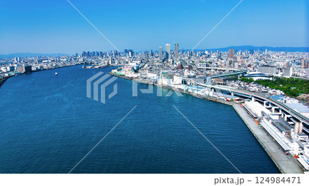 大阪の河口、天保山から大都市の大阪梅田方面を望む景色をドローンで上空から撮影 大阪の河口、天保山から大都市の大阪梅田方面を望む景色をドローンで上空から撮影 124984471