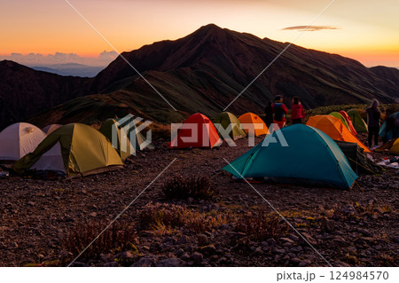 夕暮れの飯豊連峰・御西小屋キャンプ場から見る大日岳 124984570