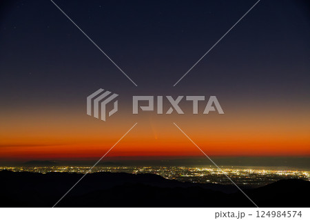 飯豊連峰・御西岳から見る新潟平野の街明かりと紫金山・ATLAS彗星 飯豊連峰・御西岳から見る新潟平野の街明かりと紫金山・ATLAS彗星 124984574
